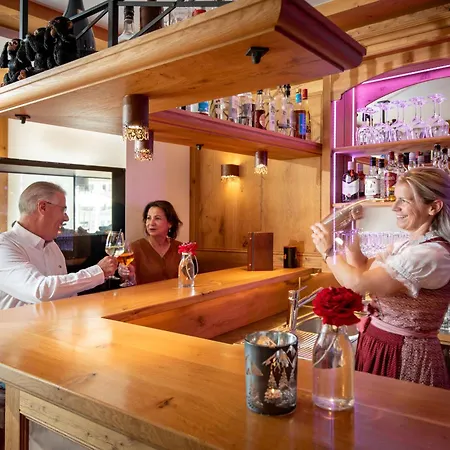 Alpinjuwel 3 호텔 겔로스