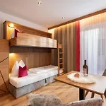 Hotel Alpinjuwel 3 Отель Герлос
